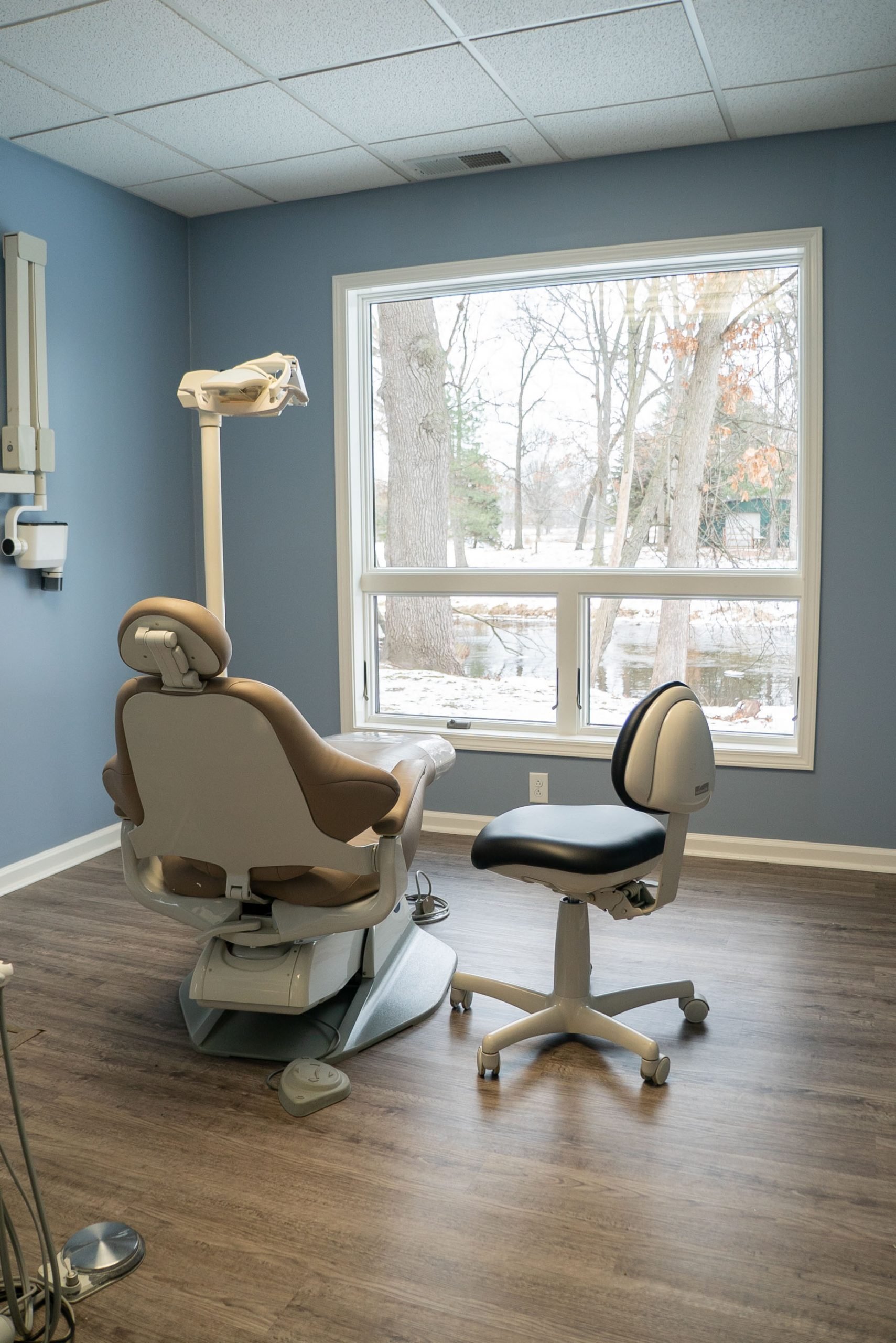 Modern periodontal treatment room at Elkhart Periodontics with large windows overlooking a creek, designed for a calm and comfortable patient experience. Modern periodontal treatment room at Elkhart Periodontics with large windows overlooking a creek, designed for a calm and comfortable patient experience.